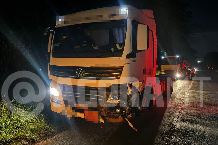 Imagem: Carreta envolvida no acidente Colisão frontal entre motocicleta e carreta deixa uma pessoa morta na MT-130 em Rondonópolis Imagem: Carreta envolvida no acidente Colisão frontal entre motocicleta e carreta deixa uma pessoa morta na MT-130 em Rondonópolis