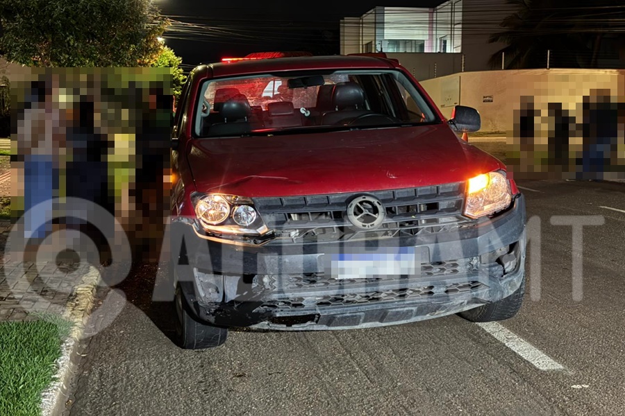 Imagem: Carro envolvido no acidente Motociclista que estava trabalhando fica ferido após colisão com carro na região central