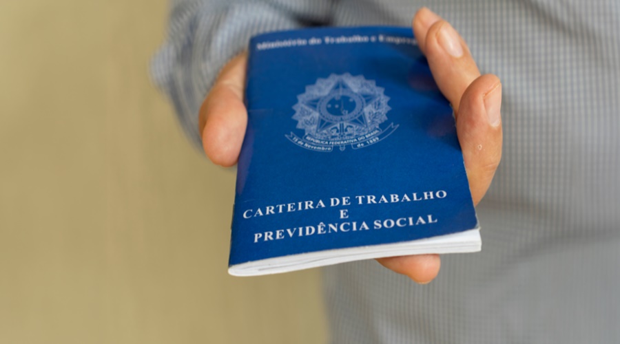 Imagem: Carteira de trabalho Fim da escala 6×1 pode gerar custo adicional de R$ 1,4 bilhão mensal no comércio e serviços Imagem: Carteira de trabalho Fim da escala 6×1 pode gerar custo adicional de R$ 1,4 bilhão mensal no comércio e serviços