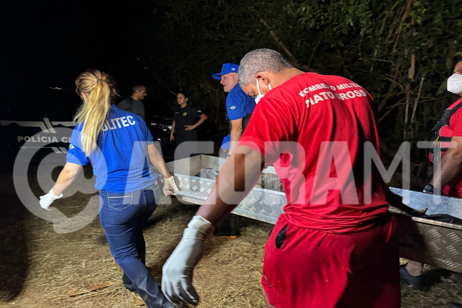 Imagem: Equipes trabalhando em conjunto para retirar o corpo do local Corpo em decomposição e amarrado é encontrado no Rio Vermelho em Rondonópolis Imagem: Equipes trabalhando em conjunto para retirar o corpo do local Corpo em decomposição e amarrado é encontrado no Rio Vermelho em Rondonópolis