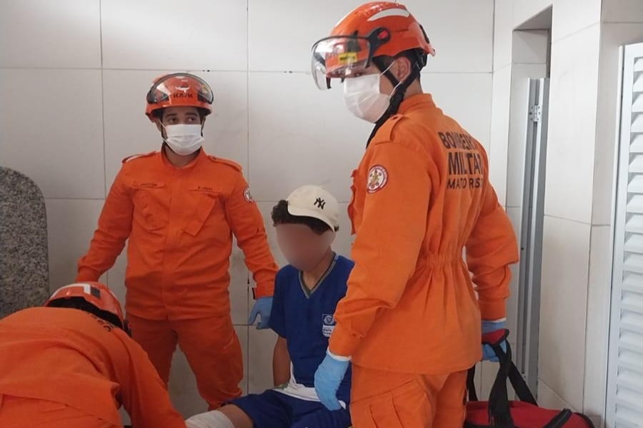 Imagem: Estudante recebendo atendimento Corpo de Bombeiros socorre adolescente de 14 anos após queda em escola; foi levado para hospital Imagem: Estudante recebendo atendimento Corpo de Bombeiros socorre adolescente de 14 anos após queda em escola; foi levado para hospital