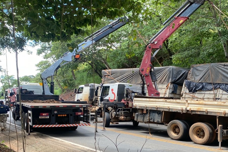 Imagem: JDAV Caminhão tomba e interdita pista na Serra da Petrovina Imagem: JDAV Caminhão tomba e interdita pista na Serra da Petrovina