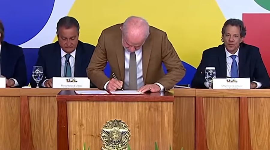 Imagem: Lula assinando documento Lula zera imposto sobre diesel para conter aumento do combustível