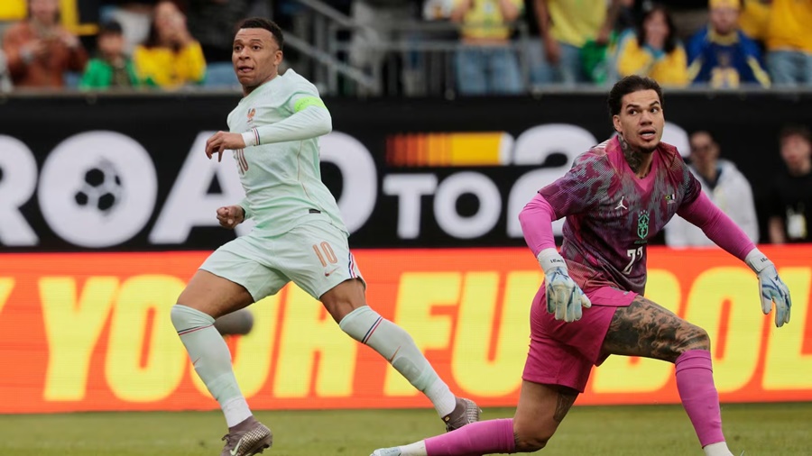 Imagem: Mbappe marcou o primeiro gol da vitoria da Franca contra o Brasil Com um jogador a mais, Brasil não aguenta a pressão e perde para França