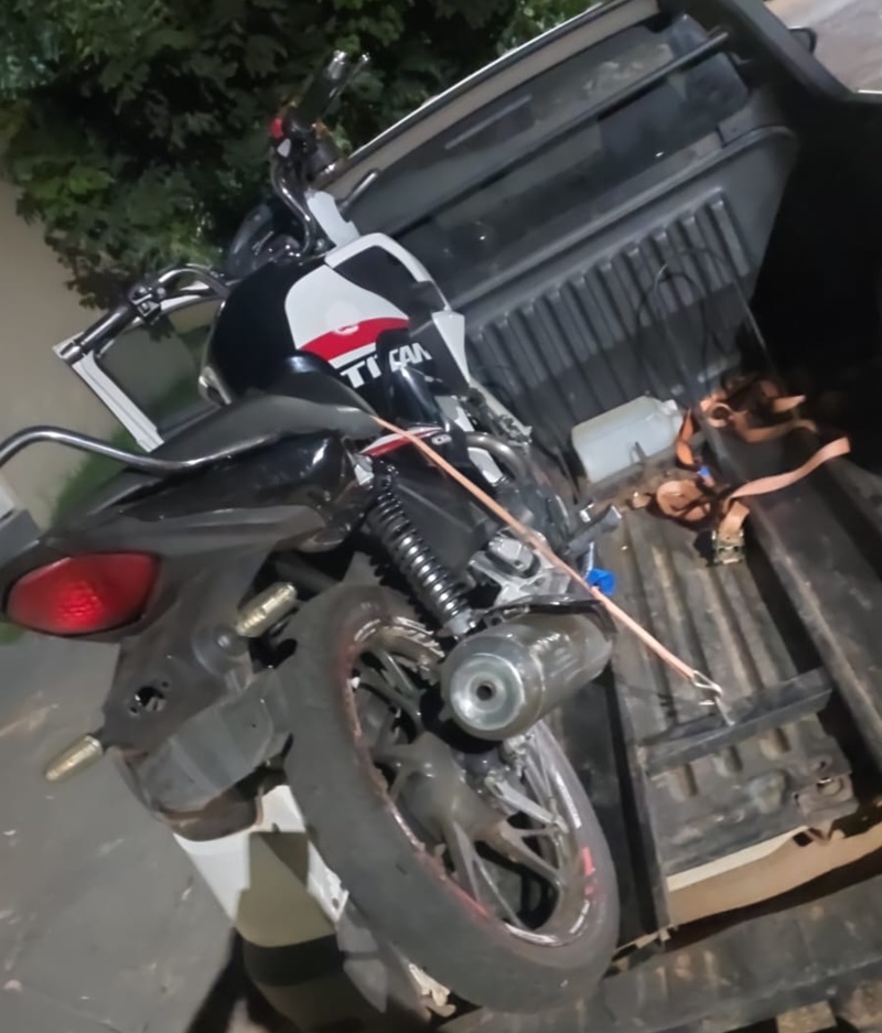 Imagem: Moto apreendida pela Forca Tatica Força Tática frustra fuga, prende dois indivíduos por direção perigosa e apreende motocicleta irregular