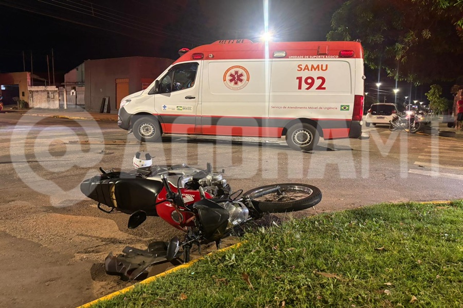 Imagem: Moto envolvida no acidente Motociclista fica ferido e é levado para o Hospital Regional após colisão com carro na região da Vila Operária