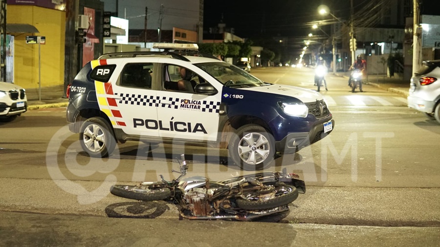 Imagem: Motocicleta envolvida em acidente Acidente entre carro e moto deixa motociclista ferido no Centro de Rondonópolis Imagem: Motocicleta envolvida em acidente Acidente entre carro e moto deixa motociclista ferido no Centro de Rondonópolis