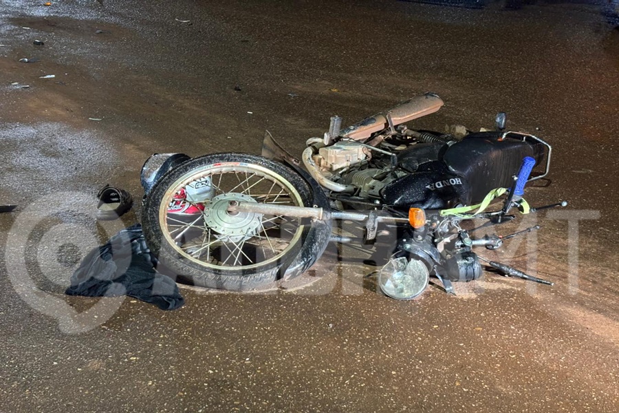 Imagem: Motocicleta envolvida no acidente 1 Motociclista se distrai ao passar em frente de casa noturna e colide em picape Strada no bairro Ana Carla Imagem: Motocicleta envolvida no acidente 1 Motociclista se distrai ao passar em frente de casa noturna e colide em picape Strada no bairro Ana Carla