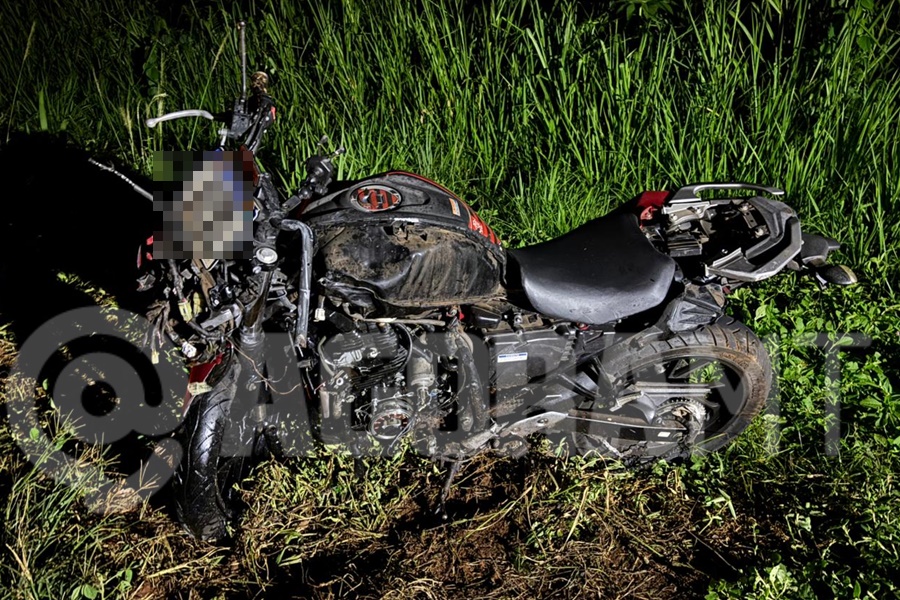 Imagem: Motocicleta envolvida no acidente 2 Colisão frontal entre motocicleta e carreta deixa uma pessoa morta na MT-130 em Rondonópolis Imagem: Motocicleta envolvida no acidente 2 Colisão frontal entre motocicleta e carreta deixa uma pessoa morta na MT-130 em Rondonópolis