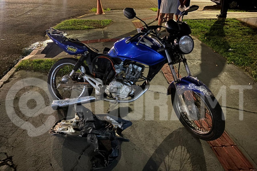Imagem: Motocicleta envolvida no acidente Motociclista que estava trabalhando fica ferido após colisão com carro na região central