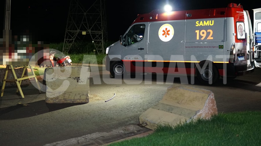 Imagem: O Samu no local do acidente Motociclista fica ferido após colidir com estrutura de concreto na Avenida Bandeirantes