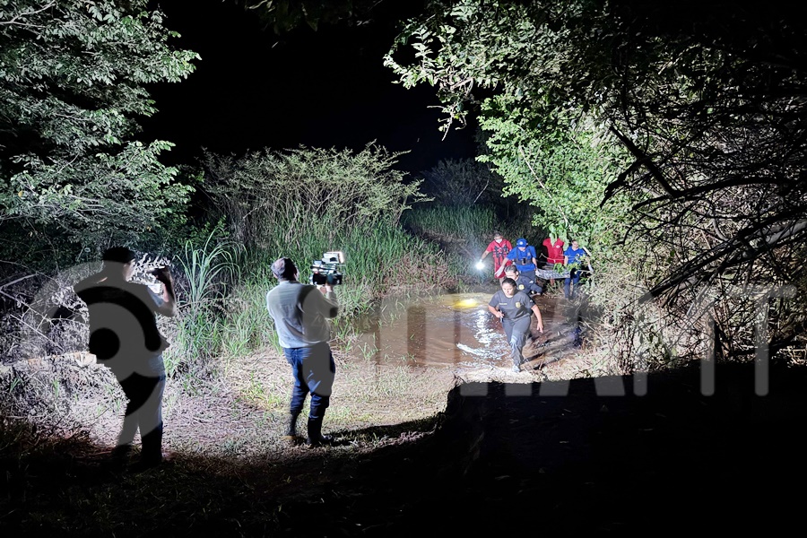 Imagem: O corpo foi encontrado em local de dificil acesso Corpo em decomposição e amarrado é encontrado no Rio Vermelho em Rondonópolis Imagem: O corpo foi encontrado em local de dificil acesso Corpo em decomposição e amarrado é encontrado no Rio Vermelho em Rondonópolis