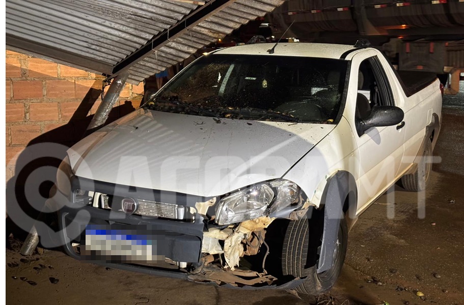Imagem: Picape Strada envolvida no acidente Motociclista se distrai ao passar em frente de casa noturna e colide em picape Strada no bairro Ana Carla Imagem: Picape Strada envolvida no acidente Motociclista se distrai ao passar em frente de casa noturna e colide em picape Strada no bairro Ana Carla