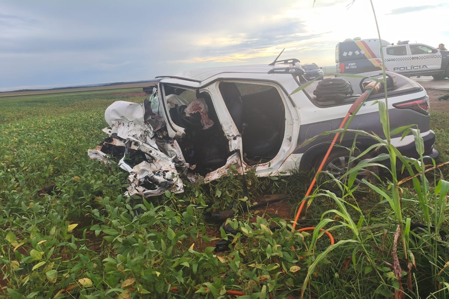 Imagem: Picape Strada ficou totalmente destruida Jovem de 24 anos que estava a caminho do trabalho morre em acidente entre dois veículos na BR-163