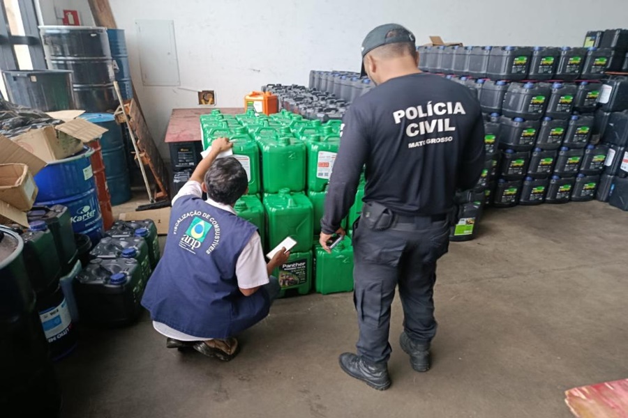 Imagem: Policia Civil em acao conjunta com a Agencia Nacional do Petroleo Polícia Civil e Agência Nacional do Petróleo apreendem mais de 2,6 mil litros de óleo lubrificante Imagem: Policia Civil em acao conjunta com a Agencia Nacional do Petroleo Polícia Civil e Agência Nacional do Petróleo apreendem mais de 2,6 mil litros de óleo lubrificante