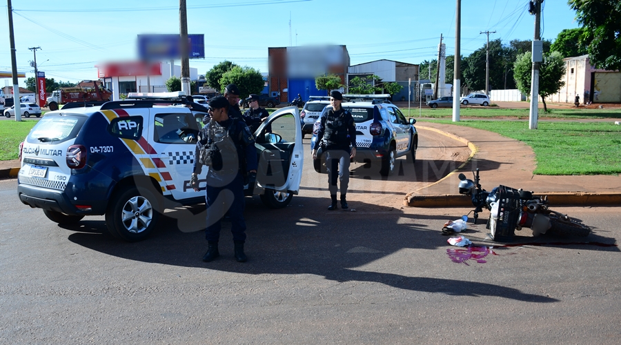 Imagem: Policia no local do acidente rotatoria do Village Idoso fica ferido após colidir em carro na rotatória do Anel Viário com Avenida dos Estudantes