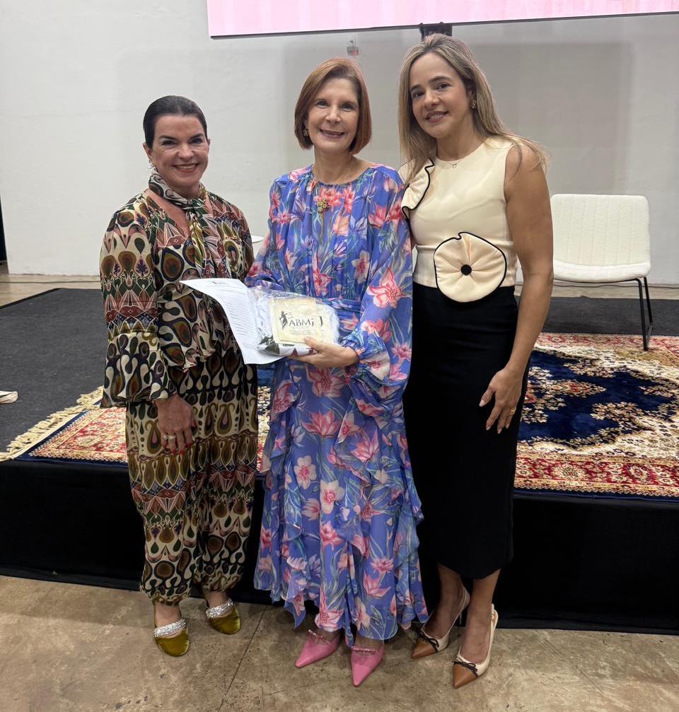 Imagem: Presidente da Amam juiza Jaqueline Cherulli ministra Maria Elizabeth Rocha presidente do Superior Tribunal Militar e juiza auxiliar da presidencia do STM Amini Haddad Magistradas de Mato Grosso participam de conferência internacional de juízas