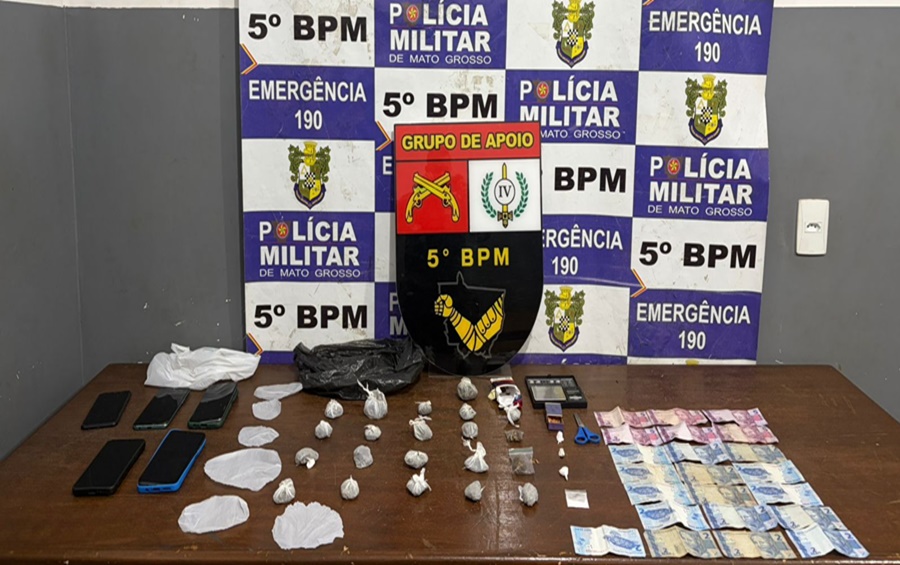 Imagem: Produtos ilicitos apreendidos pela PM Suspeito por tráfico de drogas é preso em flagrante pela Polícia Militar em tabacaria no bairro Vila Poroxo
