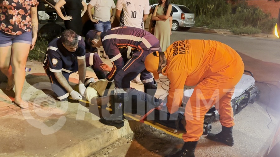 Imagem: Samu realizando os primeiros atendimentos Mal súbito ao volante causa colisão de alto impacto no Jardim Belo Horizonte em Rondonópolis