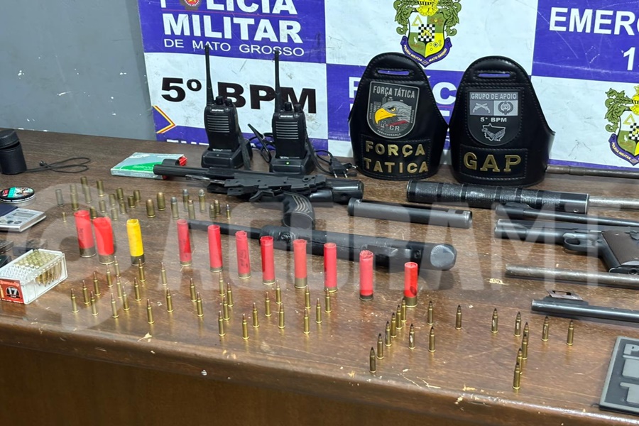 Imagem: Varias municoes foram localizadas Ação conjunta da Força Tática e Grupo de Apoio da PM localiza arsenal ilegal e prende suspeito