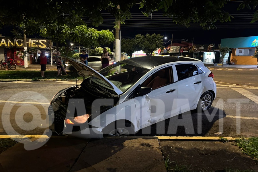 Imagem: Veiculo HB20 envolvido no acidente Câmeras registram acidente de alto impacto entre moto e carro em cruzamento de Rondonópolis