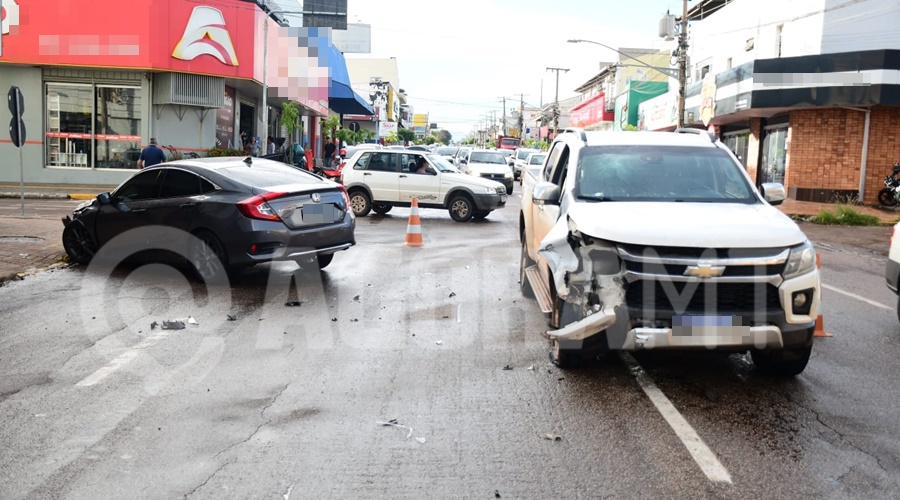 Imagem: Veiculos envolvido no acidente Colisão de alto impacto entre dois veículos deixa idoso ferido em cruzamento de Rondonópolis