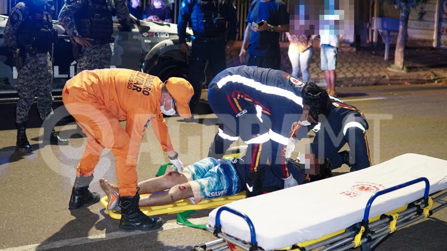 Imagem: Vitima de acidente sendo socorrida Acidente entre carro e moto deixa motociclista ferido no Centro de Rondonópolis Imagem: Vitima de acidente sendo socorrida Acidente entre carro e moto deixa motociclista ferido no Centro de Rondonópolis