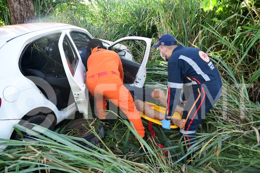 Imagem: Vitima sendo atendida Motorista fica ferido após perder controle de veículo e bater em árvore na MT-383 em Rondonópolis Imagem: Vitima sendo atendida Motorista fica ferido após perder controle de veículo e bater em árvore na MT-383 em Rondonópolis