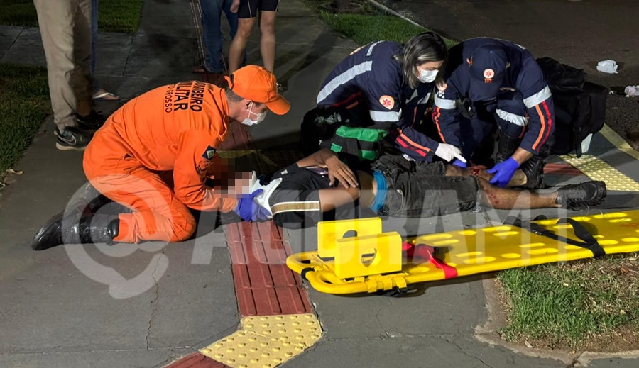Imagem: Vitima sendo socorrida 1 Motociclista que estava trabalhando fica ferido após colisão com carro na região central