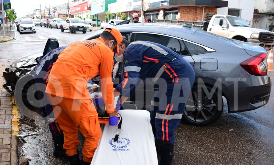 Imagem: Vitima sendo socorrida Colisão de alto impacto entre dois veículos deixa idoso ferido em cruzamento de Rondonópolis