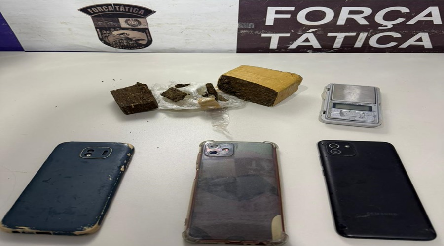Imagem: WhatsApp Image 2026 03 07 at 21.15.47 Suspeitos são presos com droga e balança de precisão durante patrulhamento da Força Tática no bairro Nova Era