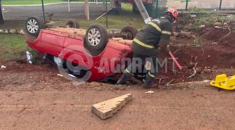 Imagem: WhatsApp Image 2026 03 08 at 13.39.59 Capotamento mobiliza SAMU e Corpo de Bombeiros no anel viário de Tangará da Serra