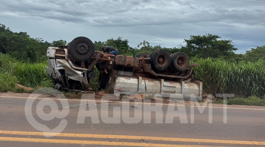 Imagem: cadmv Dois caminhões saem da pista e tombam após manobra para evitar colisão com carro no Anel Viário