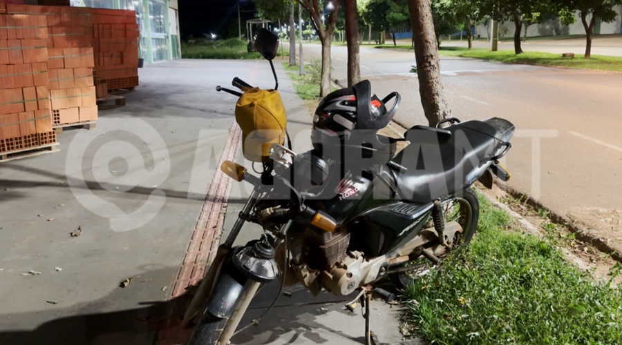 Imagem: fb Motociclista fica inconsciente após rampar quebra-molas e cair na Avenida Daniel Clemente