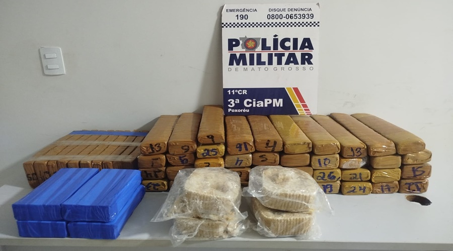 Imagem: kdf PM prende três suspeitos com mais de 50 tabletes de maconha dentro de "táxi" na MT-130 Imagem: kdf PM prende três suspeitos com mais de 50 tabletes de maconha dentro de "táxi" na MT-130