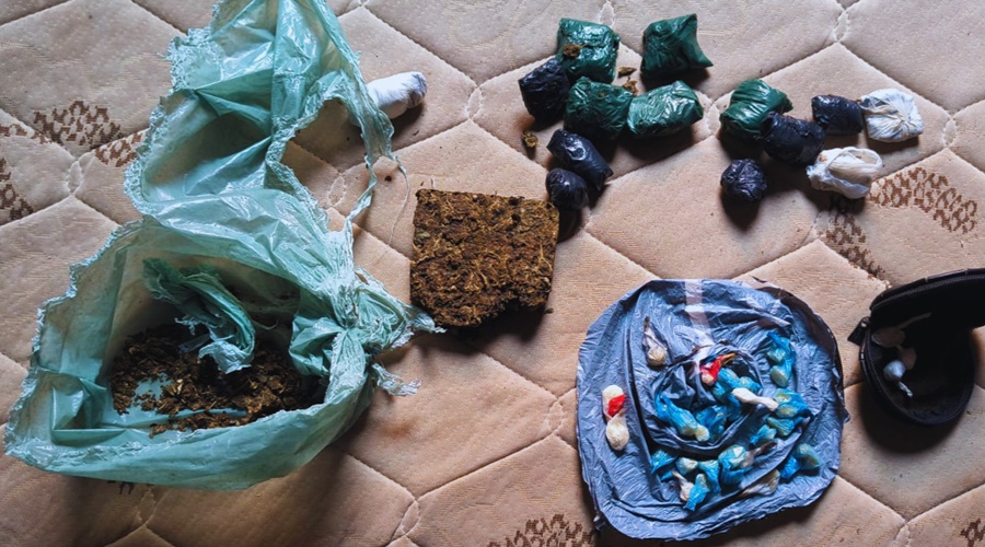 Imagem: ladmv Dupla é presa por tráfico de drogas durante ação da Polícia Civil no Residencial André Maggi Imagem: ladmv Dupla é presa por tráfico de drogas durante ação da Polícia Civil no Residencial André Maggi