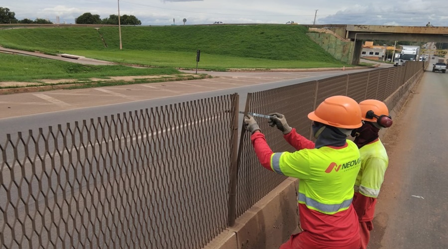 Imagem: nvda Vandalismo destrói barreiras sob passarelas e volta a expor pedestres ao risco na BR-163 e 364 em Rondonópolis