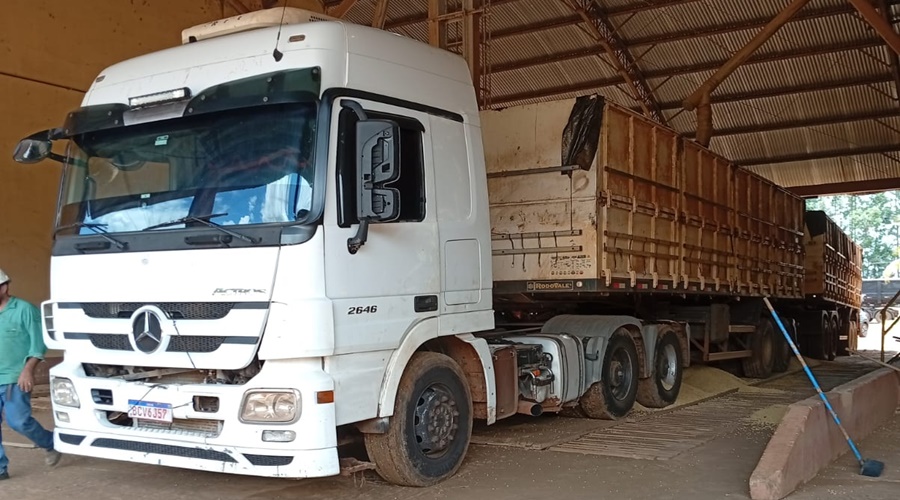 Imagem: sfdkl Suspeito de Rondonópolis é preso enquanto carregava caminhão com soja usando documento falso em Alto Taquari