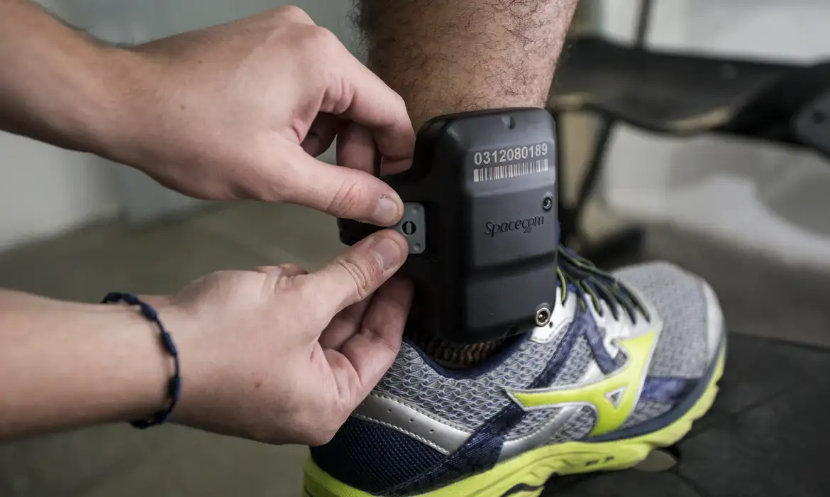 Imagem: ts5787 Câmara aprova projeto de lei que obriga o uso de tornozeleira eletrônica por agressores de mulheres Imagem: ts5787 Câmara aprova projeto de lei que obriga o uso de tornozeleira eletrônica por agressores de mulheres