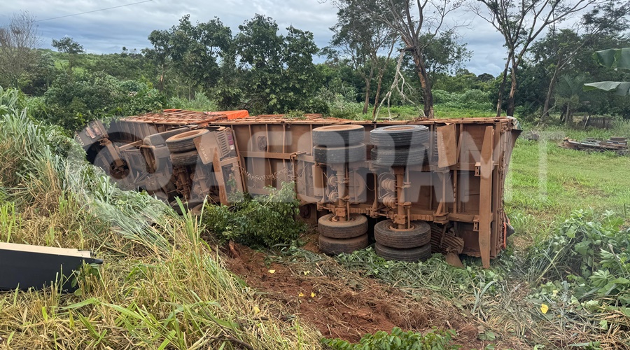 Imagem: zscv Dois caminhões saem da pista e tombam após manobra para evitar colisão com carro no Anel Viário
