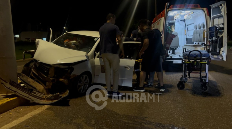 Imagem: 1 1 Motorista de aplicativo embriagado perde o controle da direção e colide contra poste na Avenida dos Estudantes