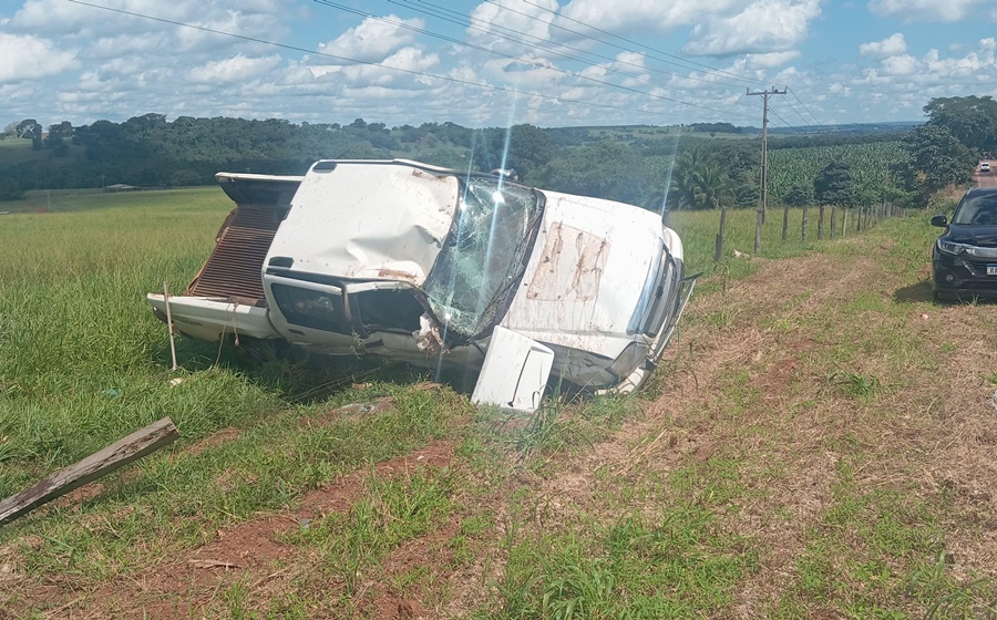 Imagem: A vitima ferida estava no banco passageiro da S10 Grave acidente frontal causa capotamento e deixa uma pessoa ferida com fratura Imagem: A vitima ferida estava no banco passageiro da S10 Grave acidente frontal causa capotamento e deixa uma pessoa ferida com fratura