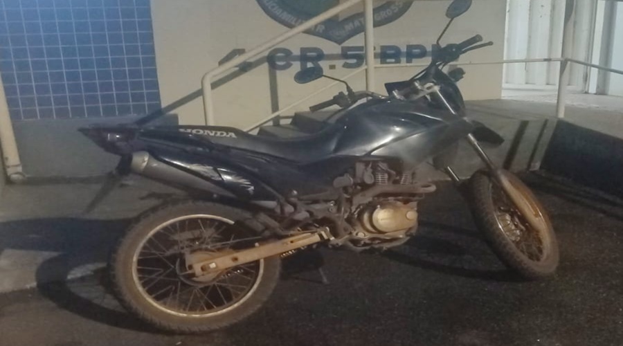 Imagem: AKFNV PM recupera veículo furtado durante blitz em Rondonópolis