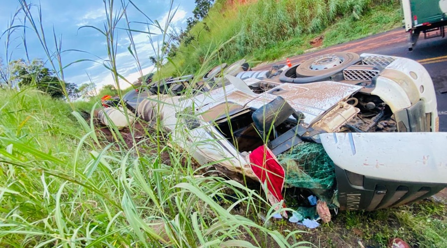 Imagem: ALDV 1 Carreta carregada com óleo vegetal perde o freio e tomba na Serra da Petrovina