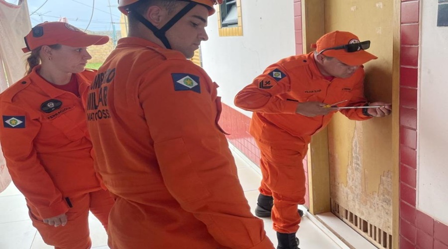 Imagem: Acao Corpo de Bombeiros Bombeiros resgatam mulher que ficou presa em banheiro de escola municipal após defeito em fechadura