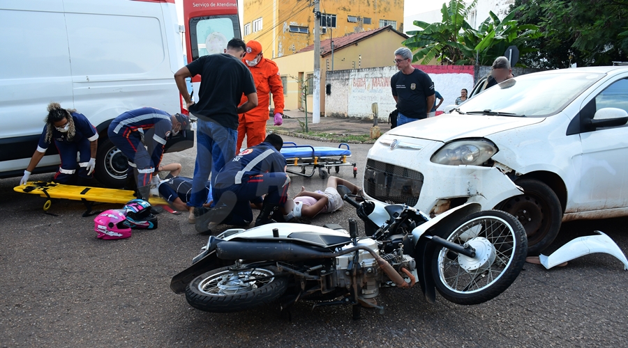 Imagem: Acidenta area cental 02 Colisão entre carro e moto deixa duas pessoas feridas em cruzamento na área central de Rondonópolis