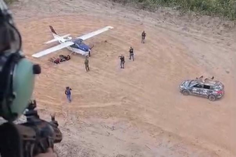 Imagem: Aeronave cercada Operação Integrada entre PM, PF e Gefron apreende 450 kg de pasta base de cocaína em MT