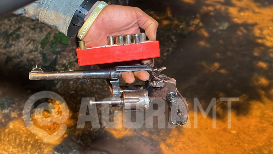 Imagem: Arma apreendida Trabalhadores são acusados por furto, PM é acionada e são recebidos com tiros pelo proprietário da casa
