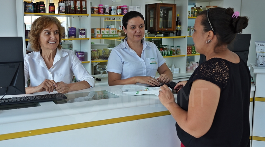 Imagem: Atendimento ao publico da Farmacia Medicinal Farmácia Medicinal celebra 40 anos fazendo parte da história em Rondonópolis