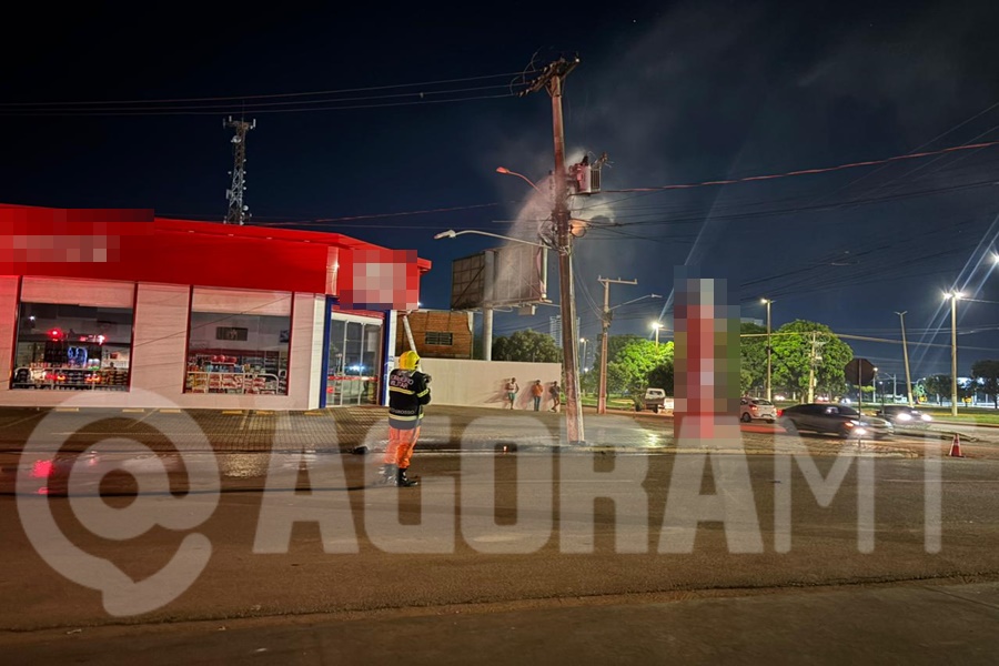 Imagem: Bombeiro apagando fogo Princípio de incêndio em poste de iluminação mobiliza Corpo de Bombeiros em Rondonópolis